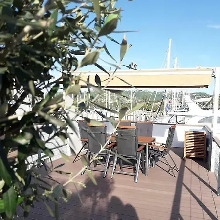Stella Blue Floating House Botel *
